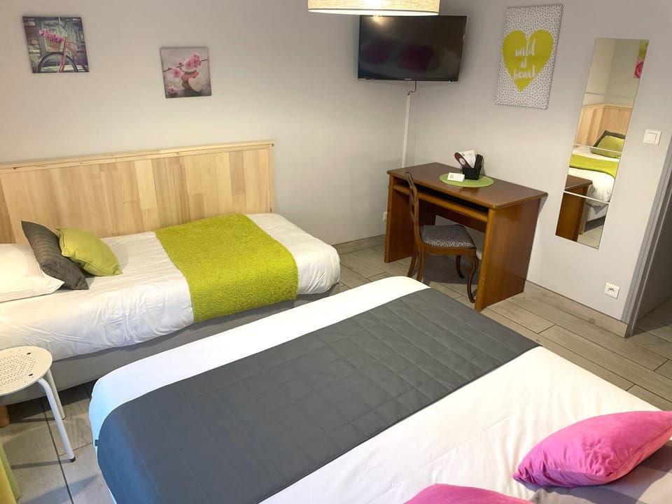 Bed, TV and multimedia, Photo of the whole room, Bedroom, hair dresser