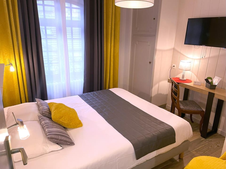 Bed, TV and multimedia, Photo of the whole room, hair dresser