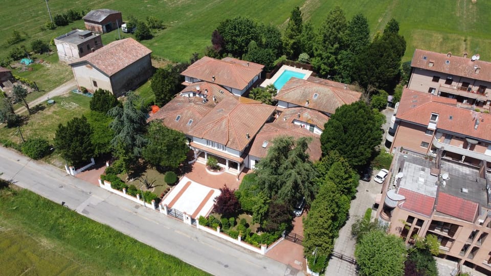 Property building, Day, Neighbourhood, Natural landscape, Bird's eye view, Garden, Street view, Swimming pool