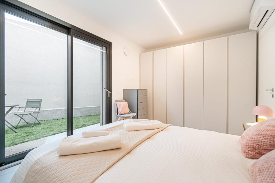 Bed, Photo of the whole room, Bedroom, wardrobe, air conditioner