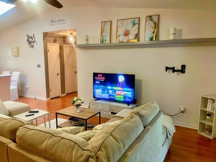 TV and multimedia, Living room, Seating area, fireplace