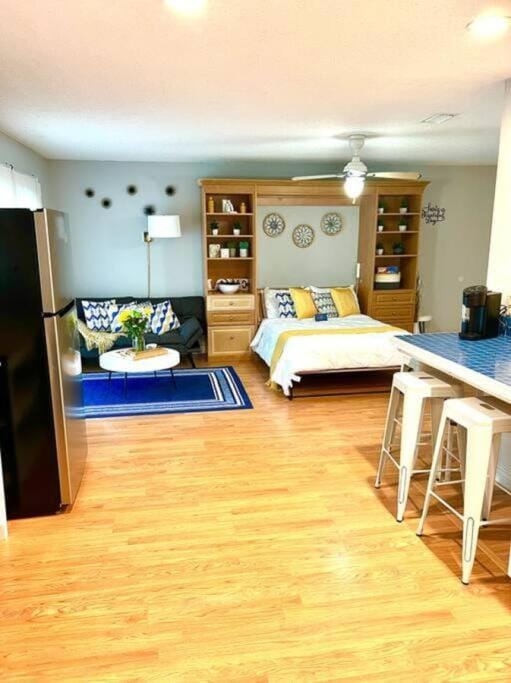 Bed, Seating area, Dining area