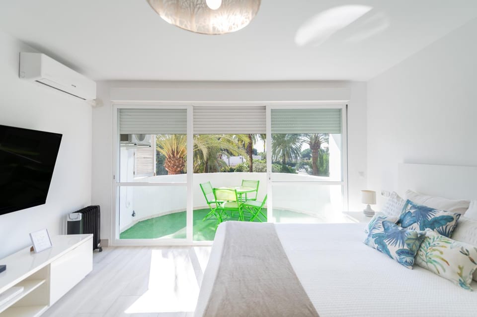 Moderno estudio y piscina a 50 metros de la playa Apartment in Marbella