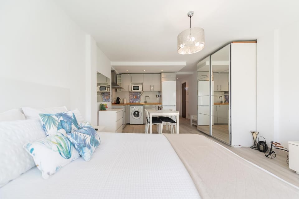 Moderno estudio y piscina a 50 metros de la playa Apartment in Marbella