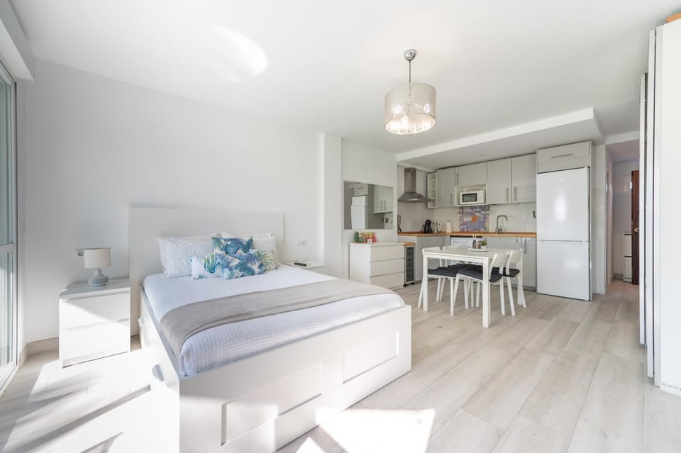 Moderno estudio y piscina a 50 metros de la playa Apartment in Marbella