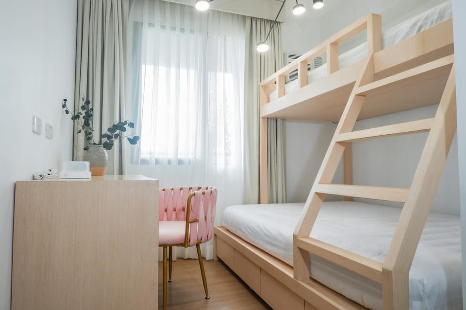 Bedroom, bunk bed
