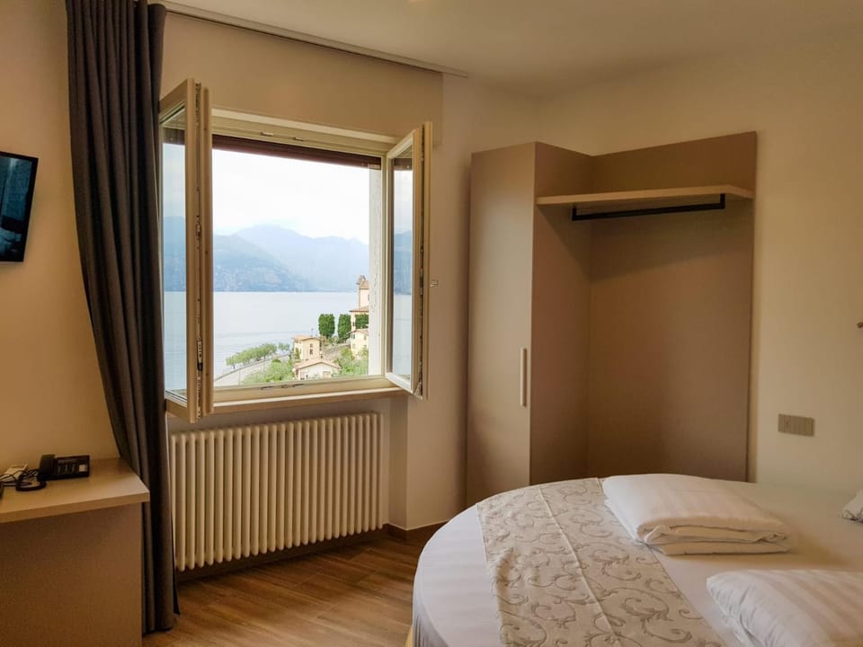 Bed, Photo of the whole room, Lake view