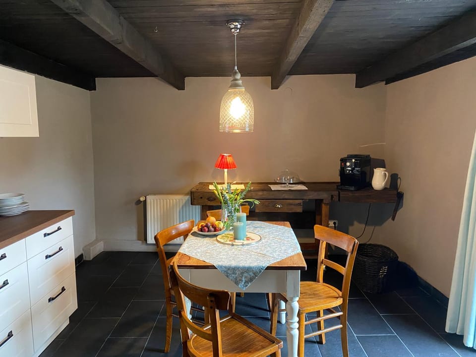 Kitchen or kitchenette, Seating area, Dining area