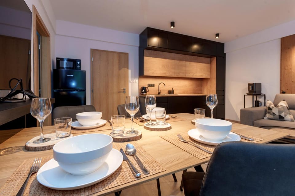 Kitchen or kitchenette, Living room, Seating area, Dining area