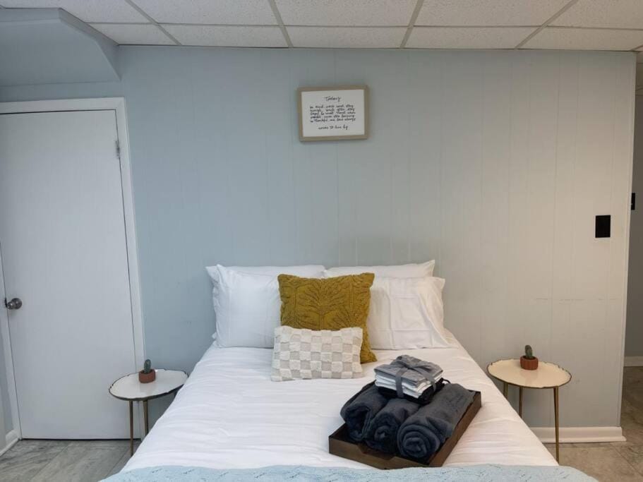 Bed, Bedroom, towels