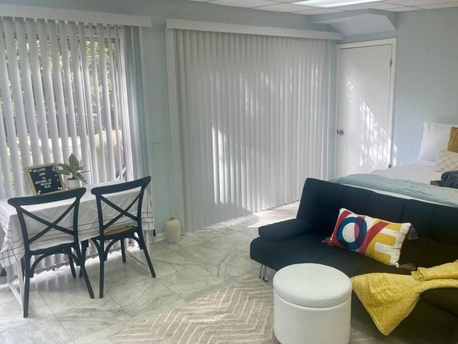 Bed, Seating area