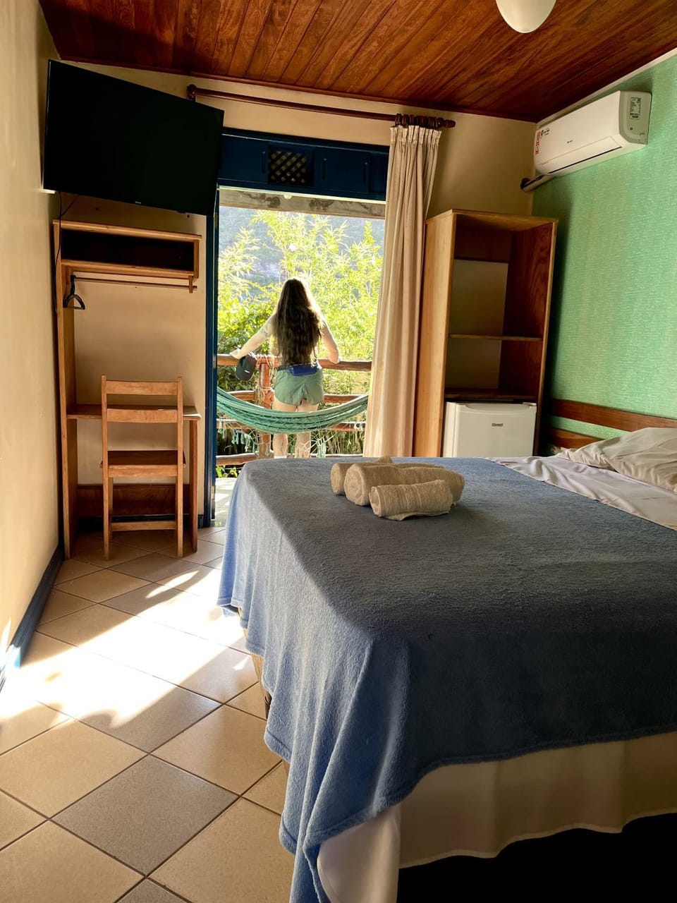 Photo of the whole room, Bedroom