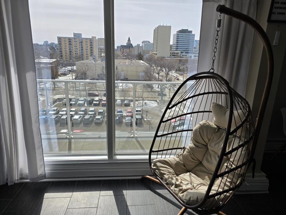 View (from property/room), Balcony/Terrace, Living room, Seating area, City view