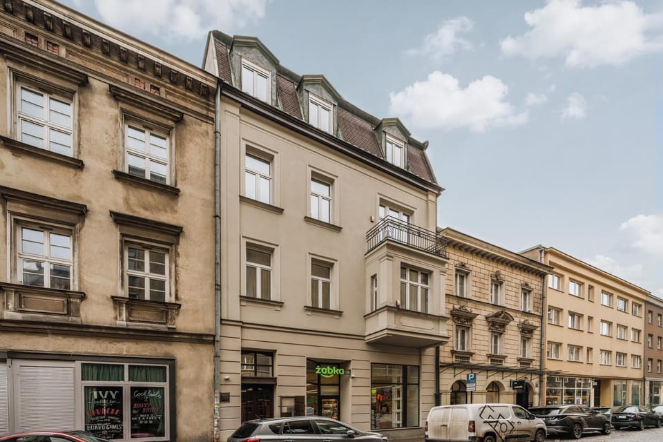 Property building, Neighbourhood, Location
