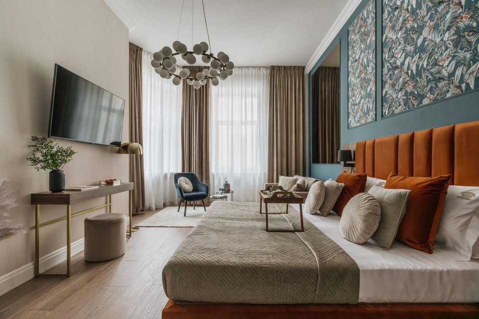 Bed, TV and multimedia, Photo of the whole room, Seating area, Bedroom