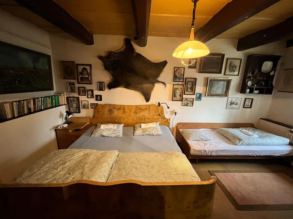 Bed, Bedroom, towels