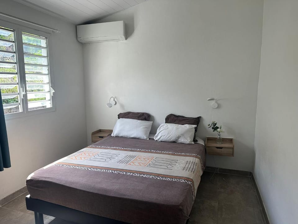 Bed, Photo of the whole room, Bedroom, air conditioner