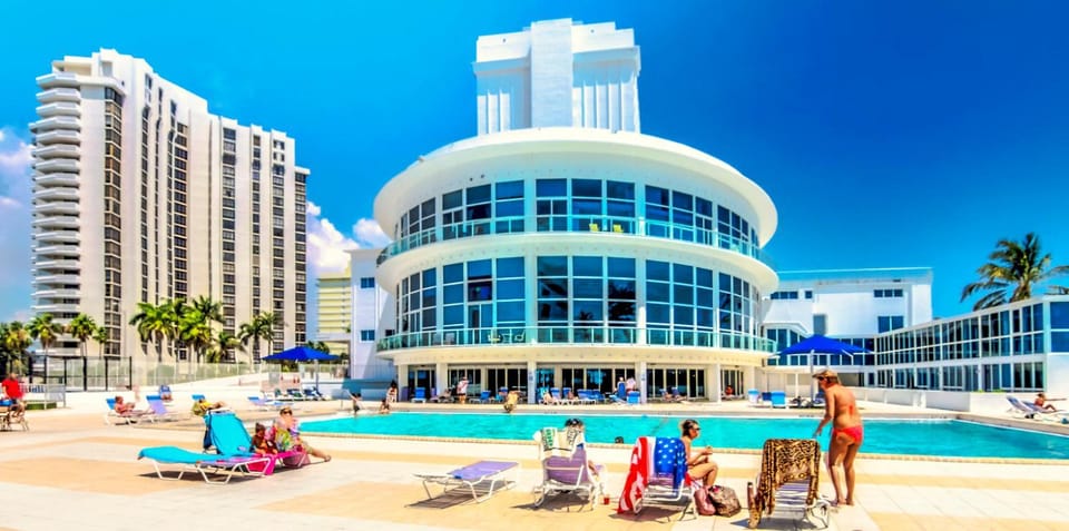 Castle 1205 Beachfront Studio with Free Parking, Beach Access, Pool, Tennis House in Miami Beach