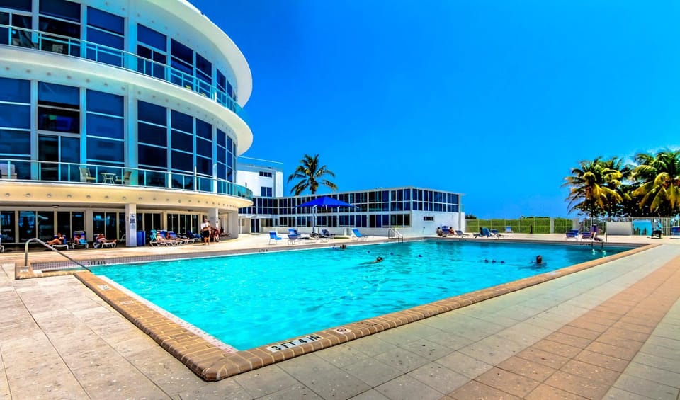 Castle 1205 Beachfront Studio with Free Parking, Beach Access, Pool, Tennis House in Miami Beach