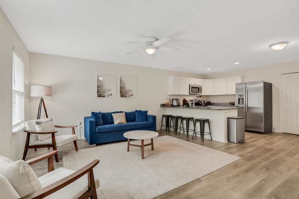 Kitchen or kitchenette, Living room, Seating area, Dining area, dishwasher, fireplace, internet, minibar, oven, pet friendly, stove, air conditioner