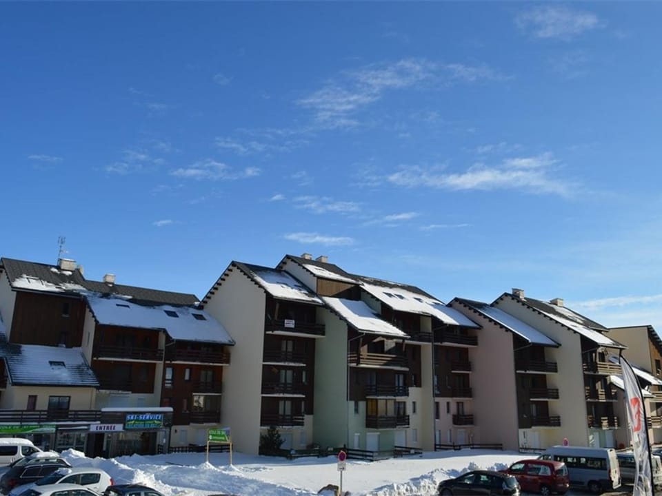 Studio cabine rénové 4 pers avec jardinet et accès parking – cœur de station - FR-1-592-64 Cabin in Bolquère