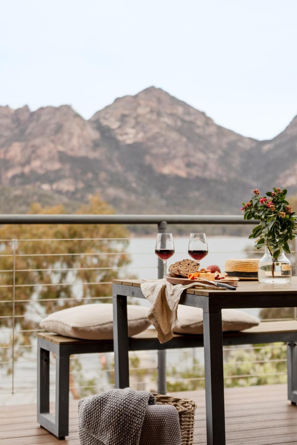 Natural landscape, Balcony/Terrace, Living room, Seating area, Dining area, Mountain view