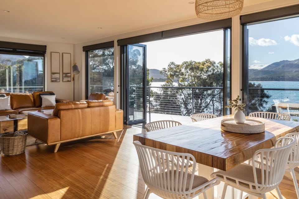 Natural landscape, View (from property/room), Balcony/Terrace, Living room, Seating area, Dining area, Mountain view, Sea view