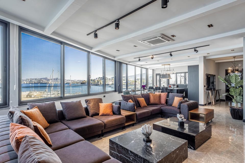 Natural landscape, TV and multimedia, Living room, Seating area, Sea view