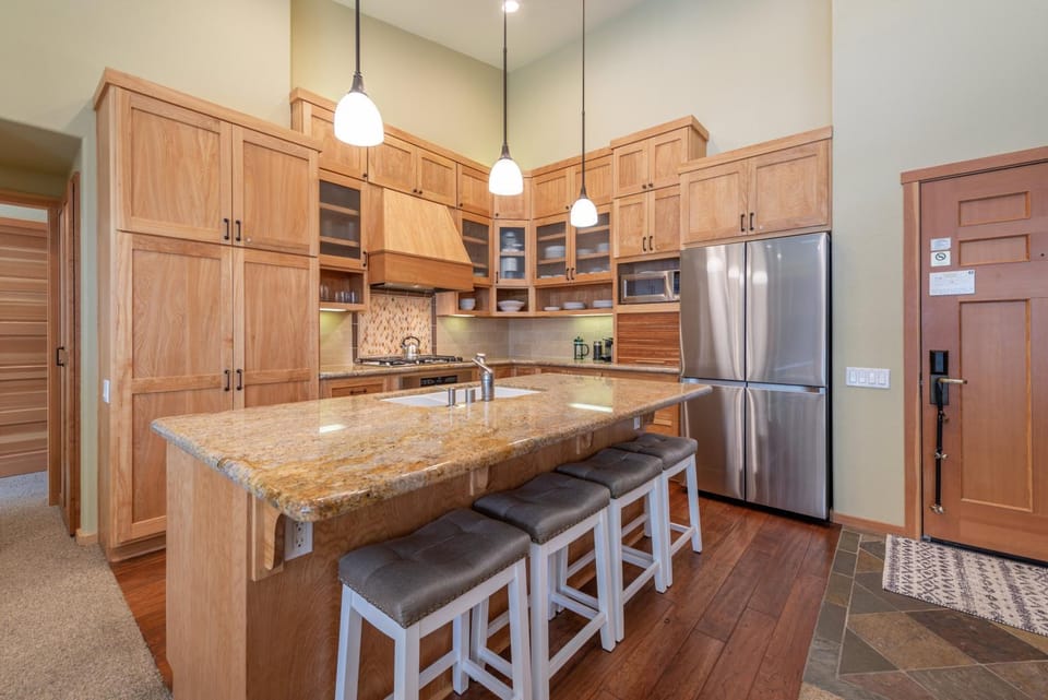 Kitchen or kitchenette, dishwasher, minibar, oven, stove