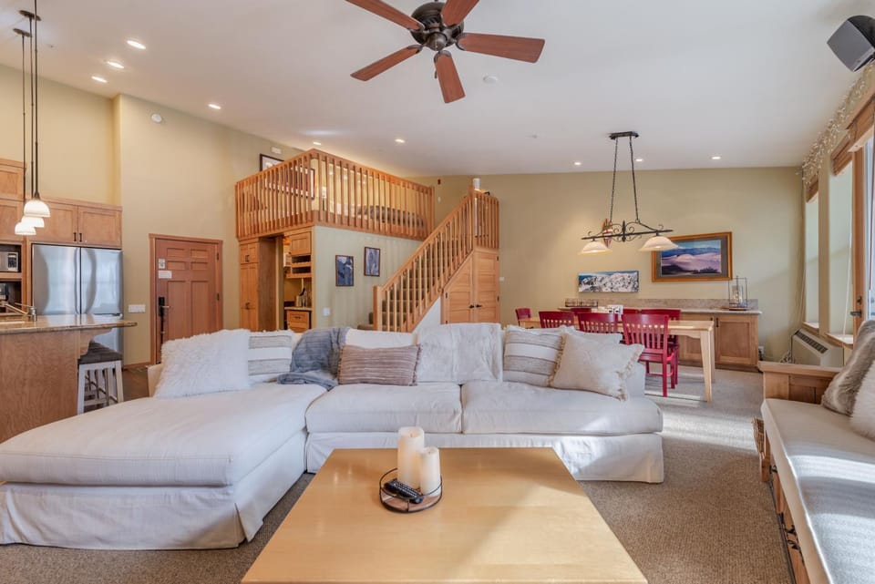 TV and multimedia, Kitchen or kitchenette, Living room, Seating area, fireplace