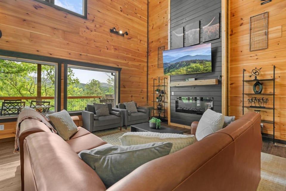 Hidden Gem Masterpiece By Ghosal Luxury Lodging House in Gatlinburg