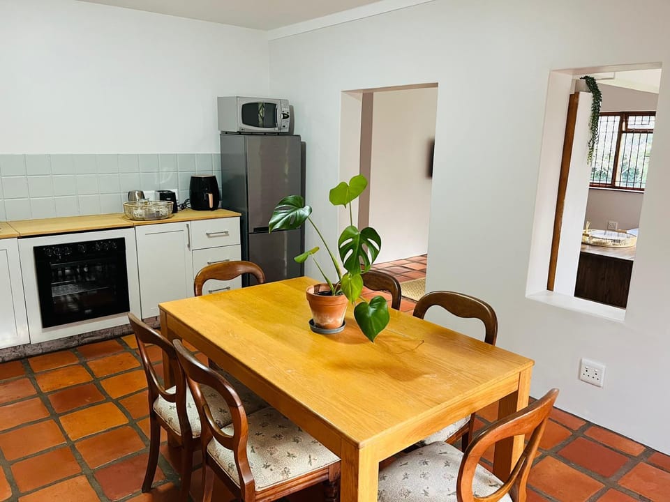 Charming flatlet with lush Garden Apartment in Cape Town