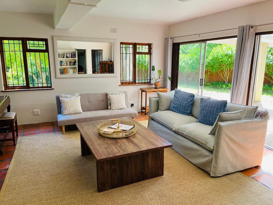 Charming flatlet with lush Garden Apartment in Cape Town