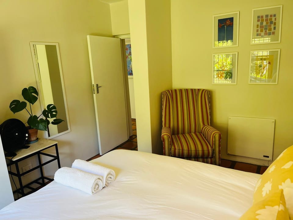 Charming flatlet with lush Garden Apartment in Cape Town