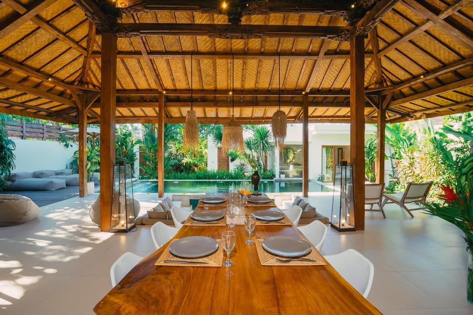 Day, Garden, Living room, Seating area, Dining area, Garden view
