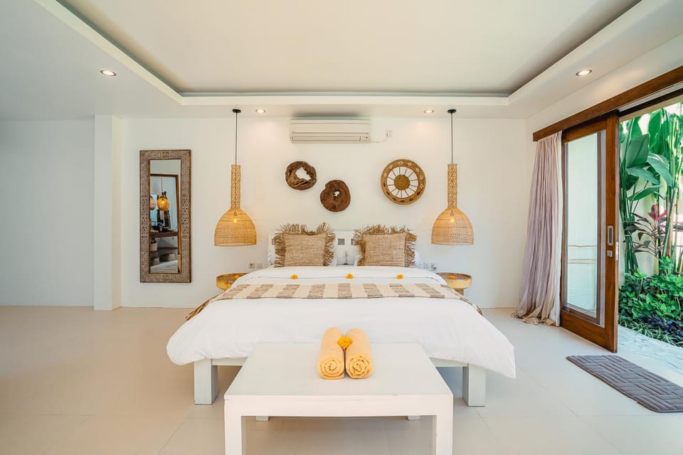 Bed, Photo of the whole room, Bedroom, towels, air conditioner