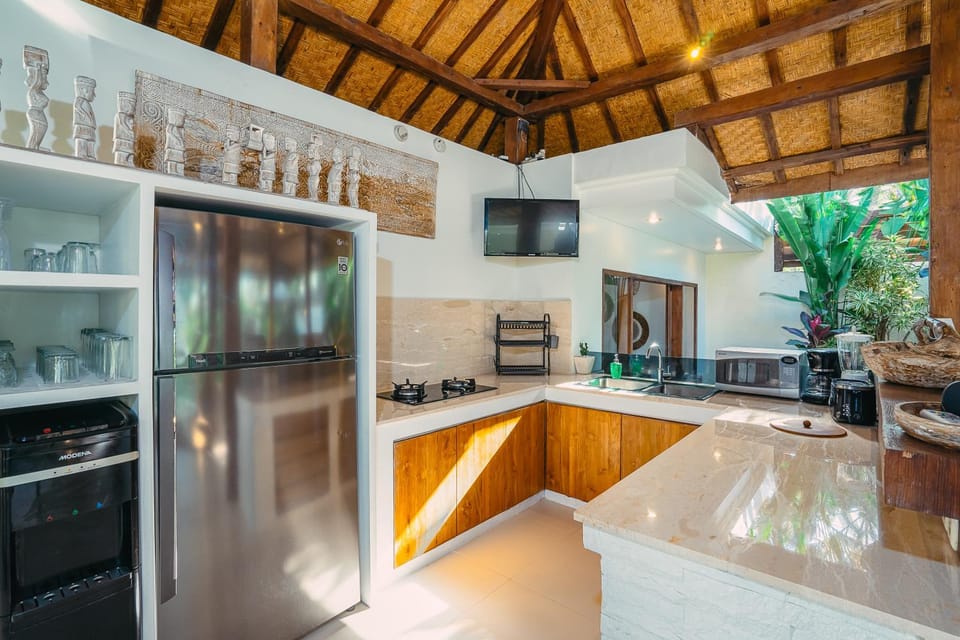 Kitchen or kitchenette, minibar, stove