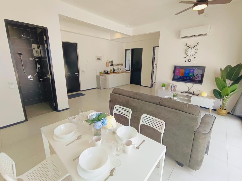 Infinity Pool, Georgetown, Up to 11 Pax, 2 Bedrooms, 2 Bathrooms, 2 Car Parks by Star Home Apartment in George Town