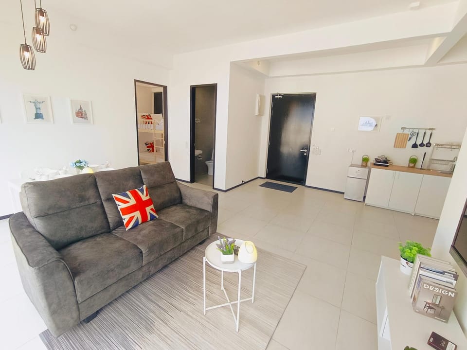 Infinity Pool, Georgetown, Up to 11 Pax, 2 Bedrooms, 2 Bathrooms, 2 Car Parks by Star Home Apartment in George Town