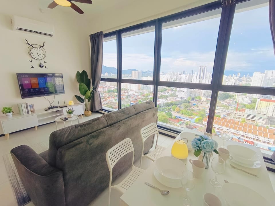 Infinity Pool, Georgetown, Up to 11 Pax, 2 Bedrooms, 2 Bathrooms, 2 Car Parks by Star Home Apartment in George Town