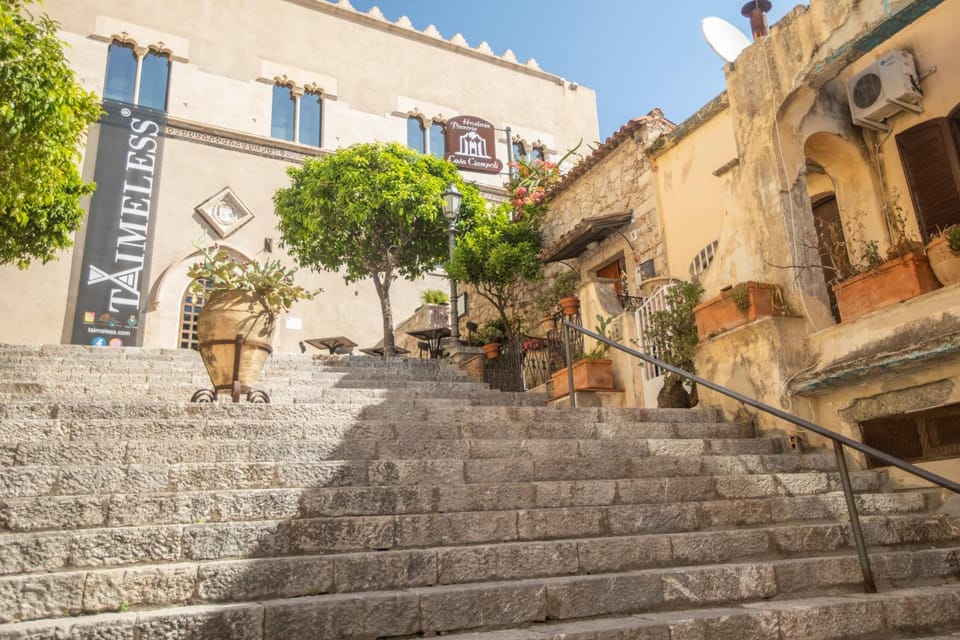 Casa di Regina, City Center, Renovated, Historical Apartment in Taormina