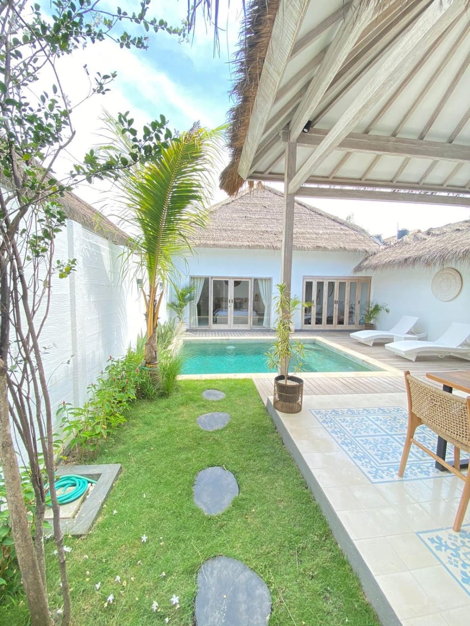 Property building, Patio, Day, Garden, Seating area, Garden view, Pool view, Swimming pool, sunbed