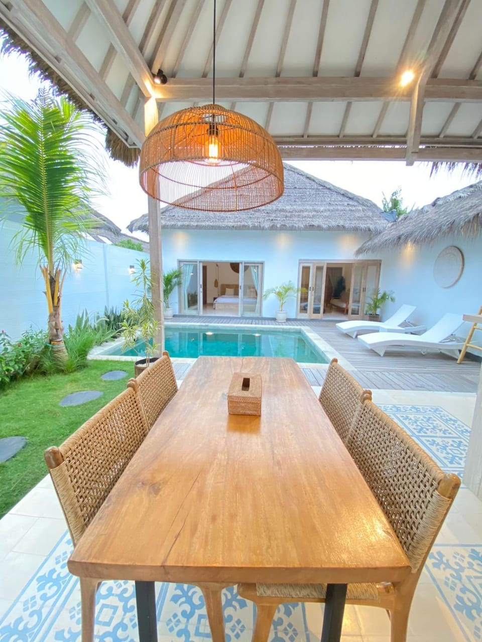 Property building, Patio, Day, Garden, Living room, Seating area, Dining area, Garden view, Pool view, Swimming pool, sunbed, kitchen
