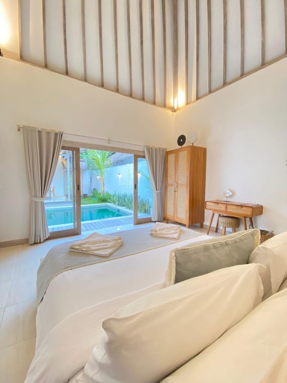 Bed, View (from property/room), Photo of the whole room, Bedroom, Garden view, Pool view, Swimming pool, towels, wardrobe, air conditioner