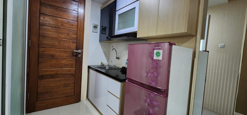 Kitchen or kitchenette, oven