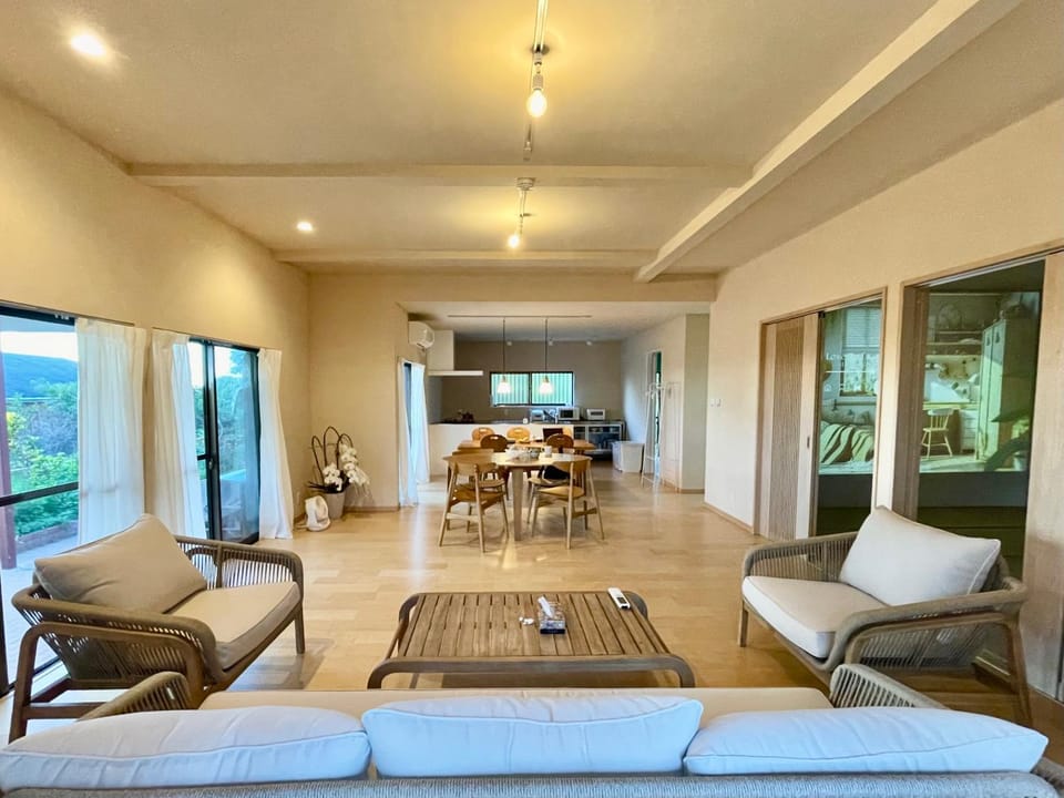 Dining area, kitchen