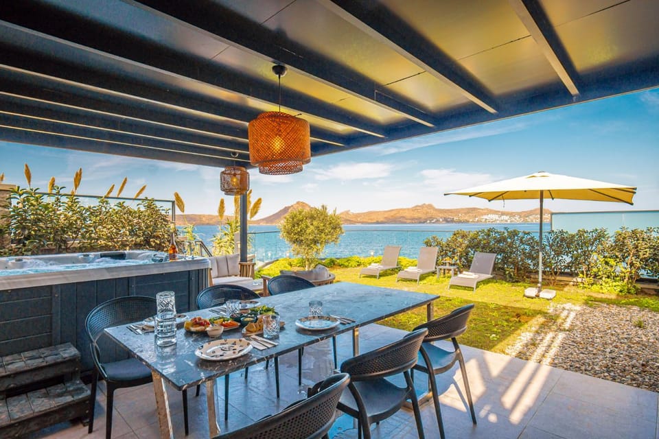 Patio, Day, Natural landscape, Hot Tub, View (from property/room), Seating area, Dining area, Sea view, sunbed