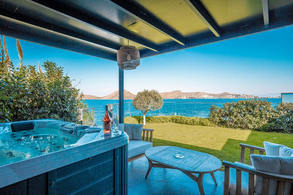 Day, Garden, Hot Tub, Seating area, Garden view, Sea view