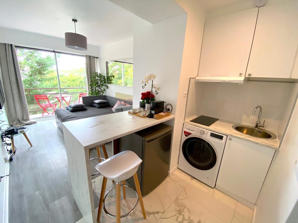 Kitchen or kitchenette, Dining area, stove, washing machine