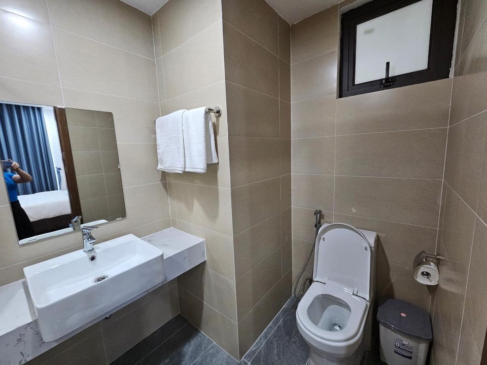 Shower, Toilet, Bathroom, bidet, towels